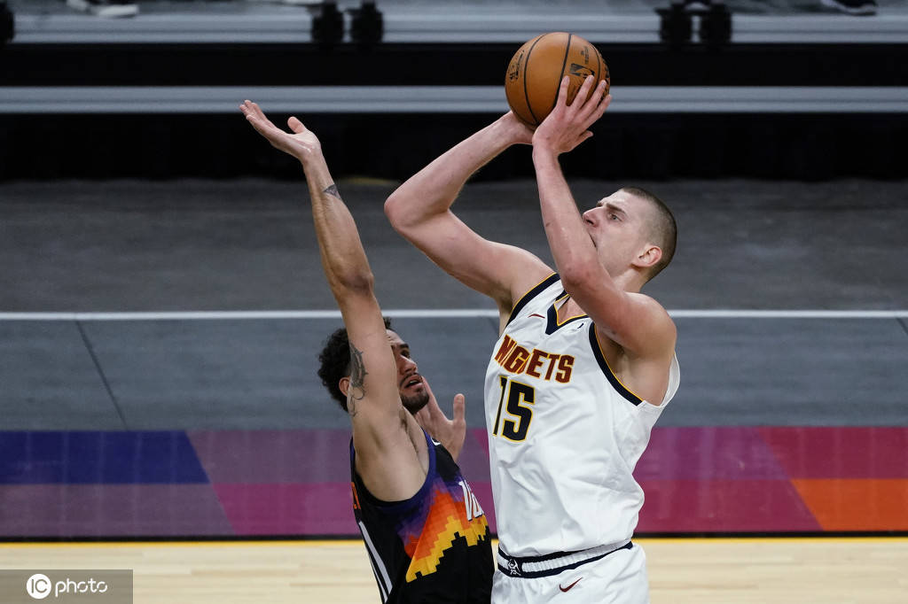 PG电子-科维托娃在掘金比赛中晋级菲尼克斯太阳远射贴柱备战NBA常规赛，网友：赛前曼联调整名单以备意大利杯的简单介绍